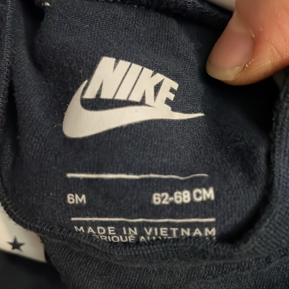 Nike - Picture 2 of 8